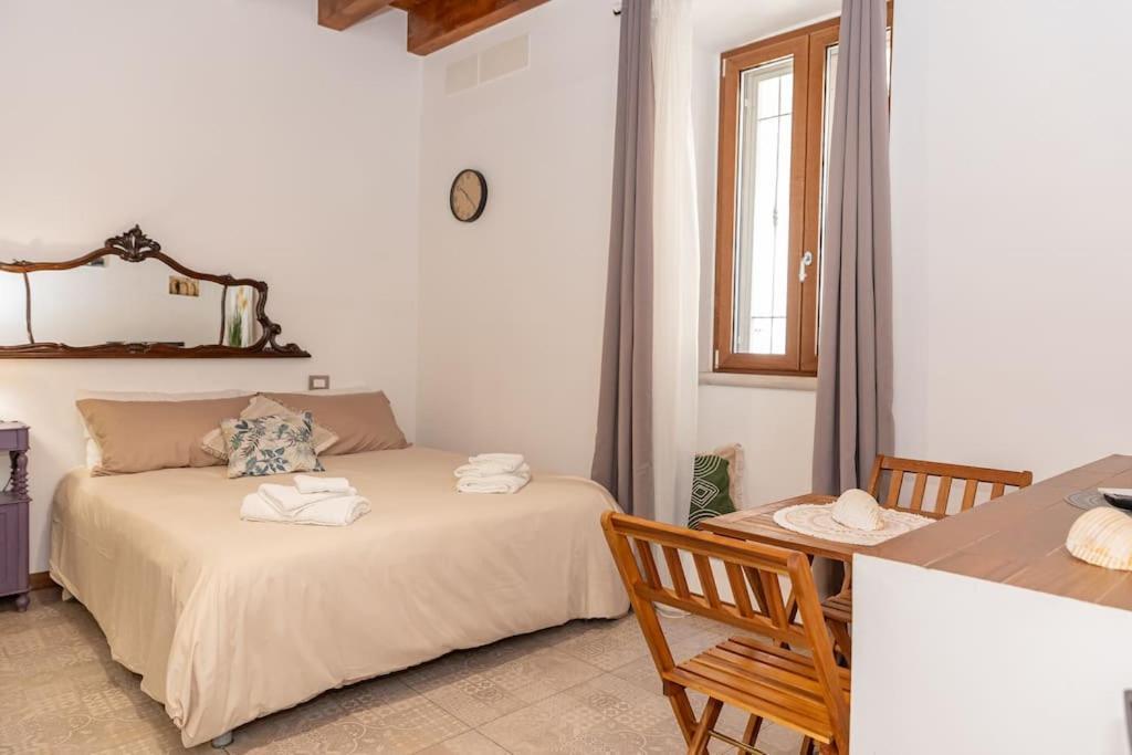 Centro Storico Redmood House A 5 Min Dal Mare, Wi-Fi, A/C E Netflix Apartment Barletta Ngoại thất bức ảnh